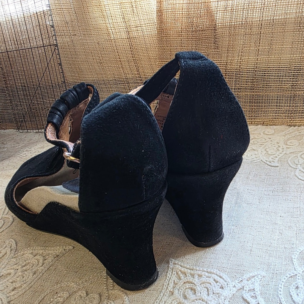 Earthies Veria Too Wedge Sandals 8.5 Black Suede Pleated T-Strap Peep Toe Shoes - Picture 5 of 11